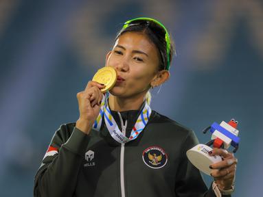 Kontingen Indonesia kembali menorehkan prestasi gemilang di SEA Games 2025. Medali emas ke-62 berhasil diraih dari cabang olahraga atletik nomor Women’s Heptathlon melalui atlet andalan Emilia Nova. (Bola.com/Bagaskara Lazuardi)
