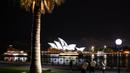 Pita hitam yang melambangkan kenangan dan duka cita diproyeksikan ke Sydney Opera House pada tanggal 9 Februari 2023 sebagai bentuk solidaritas terhadap Turki dan Suriah setelah gempa bumi dahsyat meluluhlantakkan kedua negara tersebut. (DAVID GRAY/AFP)