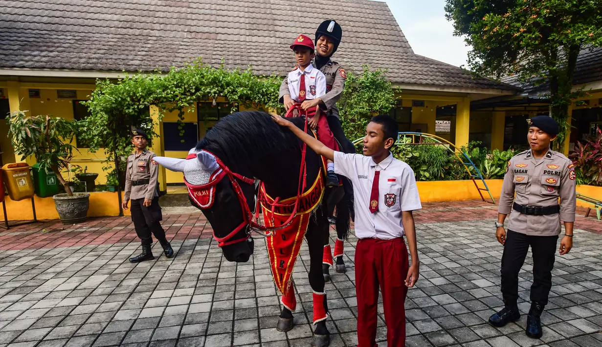 Kegiatan ini melibatkan sejumlah personel polisi berkuda serta anjing pelacak K-9. (merdeka.com/Arie Basuki)