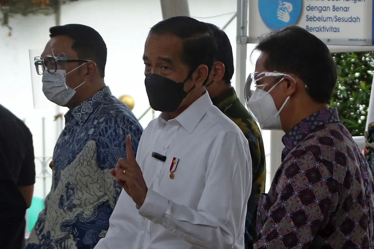 FOTO: Presiden Jokowi Tinjau Vaksinasi COVID-19 di Stasiun Bogor