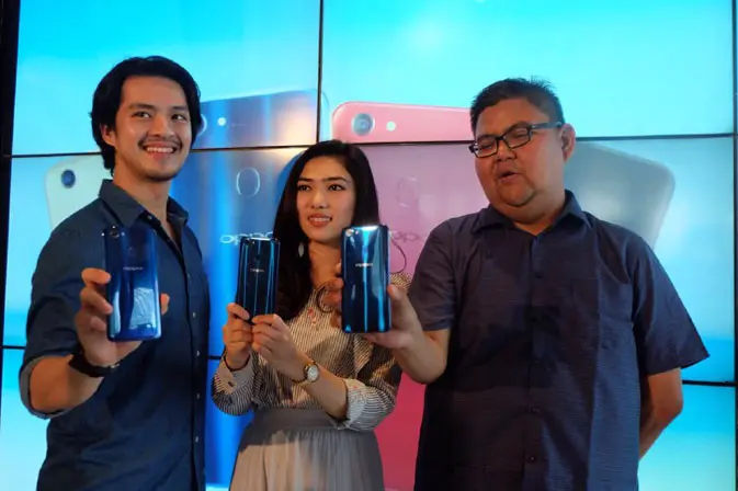 Penyanyi Morgan Oey, Isyana Sarasvati dan PR Manager Oppo Indonsia, Aryo Meidianto. Liputan6.com/ Andina Librianty