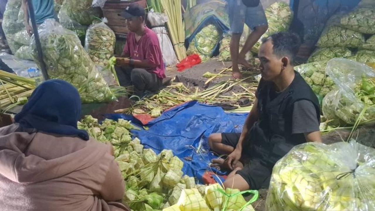 Jelang Lebaran 2026, Pedagang Kulit Ketupat Palmerah Banjir Pesanan, Harga Naik Dua Kali Lipat
