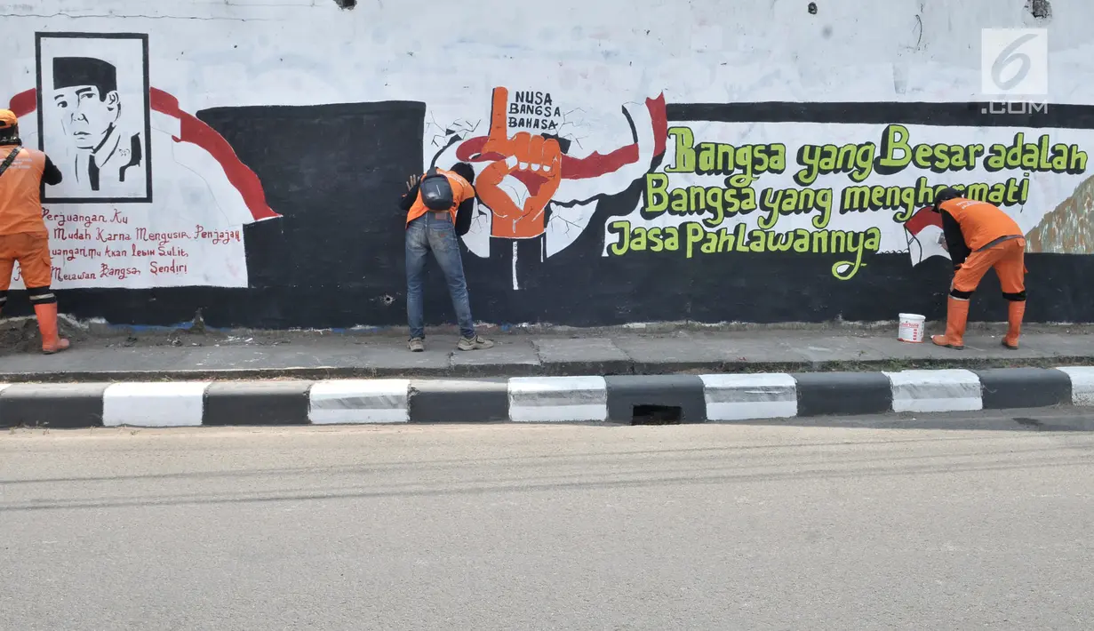 Petugas PPSU Kelurahan Pondok Bambu menyelesaikan pembuatan mural bertemakan 'Kemerdekaan Indonesia' di Jalan Kolonel Sugiono, Jakarta, Selasa (13/8/2019). Mural dalam rangka menyambut Hari Kemerdekaan pada 17 Agustus itu sekaligus mempercantik jalanan Ibu Kota. (merdeka.com/Iqbal S Nugroho)