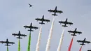 Formasi unit aerobatik Angkatan Udara Italia Frecce Tricolori yang membentuk bendera negara Italia menghiasi kota Roma, Italia (2/6). Atraksi ini digelar untuk perayaan Hari Republik Italia. (AFP Photo/Marie Laure Messana)