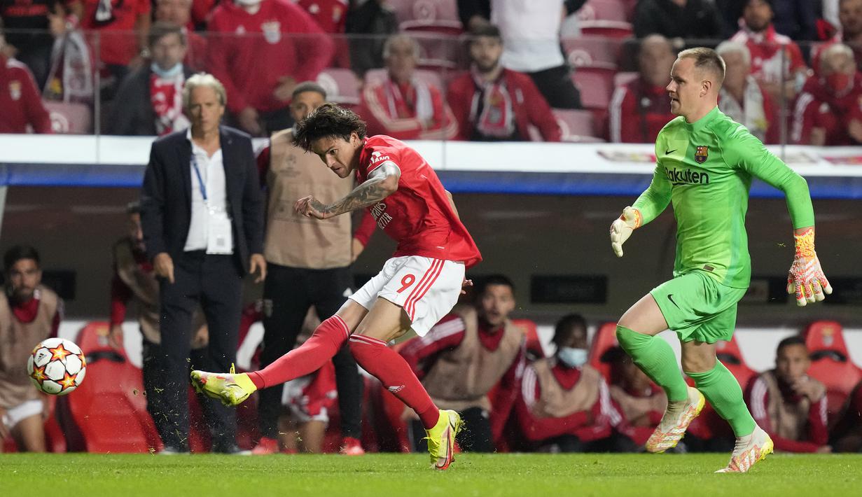 Memasuki babak kedua pada menit ke-52, Benfica nyaris unggul dua gol. Bola sepakan Darwin Nunez masih membentur tiang gawang yang kosong usai ditinggalkan Marc-Andre ter Stegen yang salah perhitungan. (AP/Armando Franca)