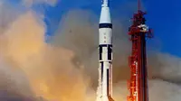Peluncurkan Pesawat Apollo 7, pesawat luar angkasa pertama yang berawak manusia. (Liputan6.com/NASA Gov)
