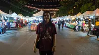 Warga Buriram kenakan seragam Buriram United. (Bola.com/Muhammad Adiyaksa).