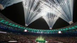 Pesta kembang api ikut memeriahkan Olimpiade 2016 di Rio de Janeiro, Brasil, (5/8).Pesta kembang api dan persembahan luar biasa dari penari dan musisi Brasil ini memberikan pesan dunia untuk melestarikan lingkungan.( REUTERS/Stoyan Nenov)