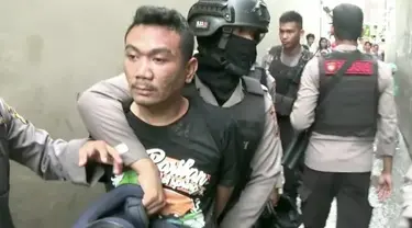 Polrestabes Medan menggerebek kampung judi dan narkoba di Kota Medan. Polisi menyita 200 gram narkoba dan puluhan mesin judi jackpot