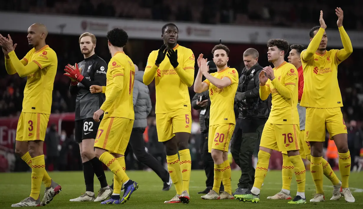 Para pemain Liverpool bertepuk tangan usai pertandingan melawan Arsenal pada leg kedua semifinal Piala Liga Inggris di Stadion Emirates di London, Jumat (21/1/2022). Dengan kemenangan ini Liverpool berhasil melaju ke final. (AP Photo/Matt Dunham)