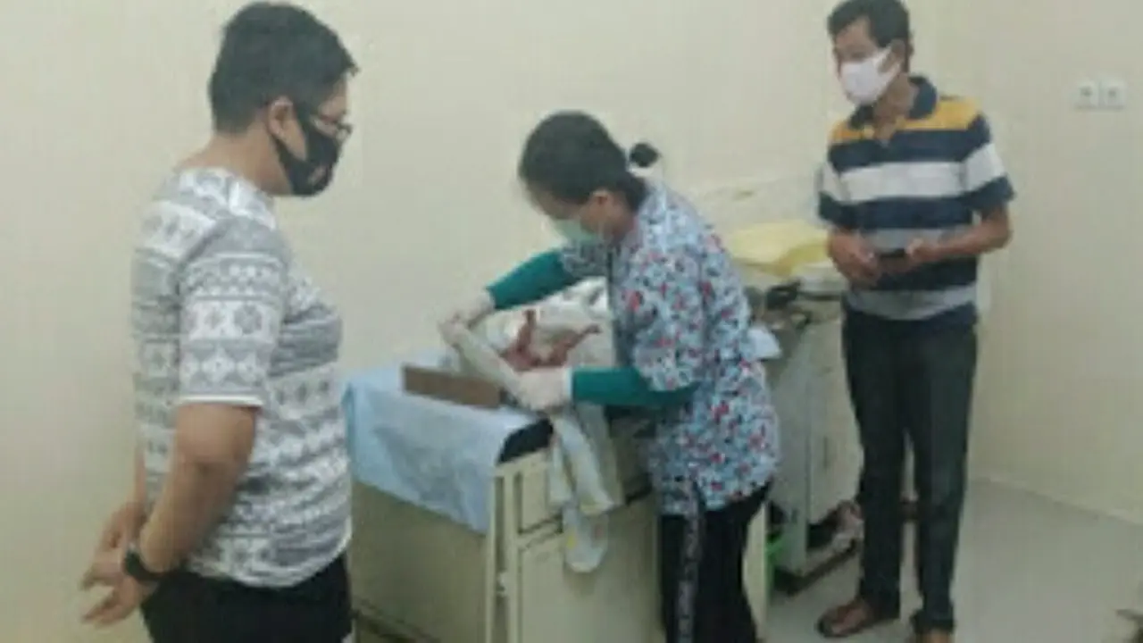 Bayi tersebut kemudian diangkat dan langsung dibawa ke Puskesmas Tareran, Minahasa Selatan.