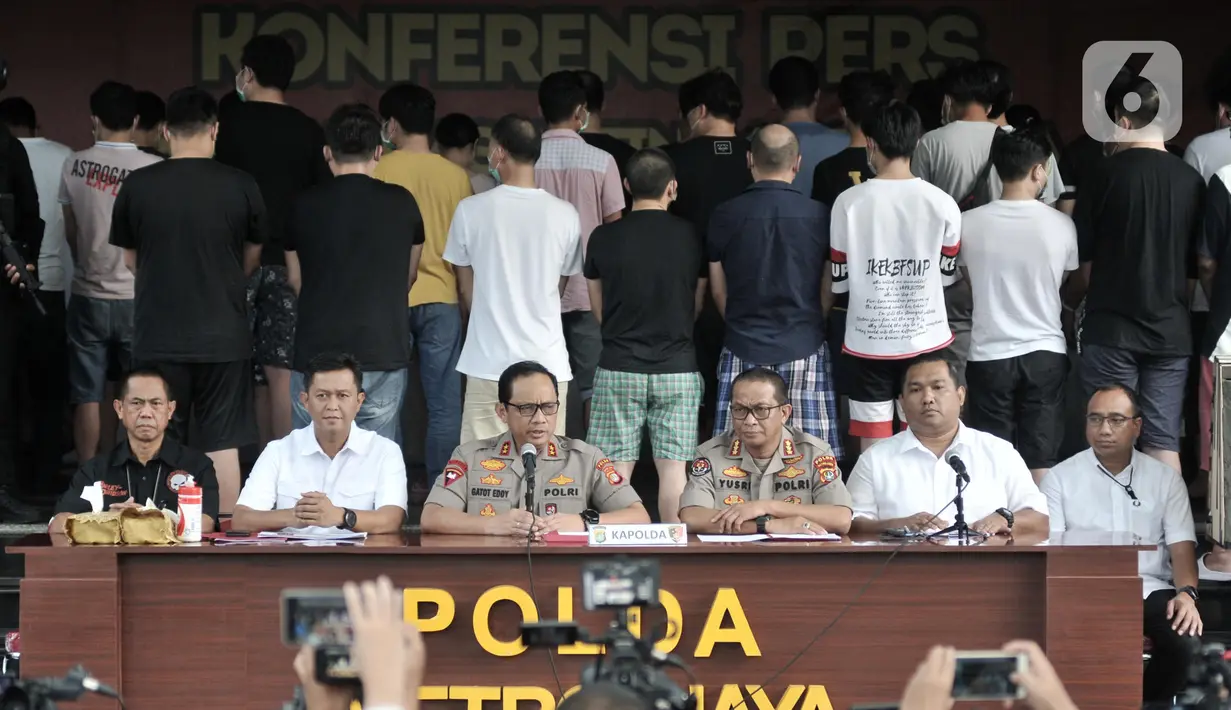 Kapolda Metro Jaya Irjen Pol Gatot Eddy Pramono (tengah) memberikan keterangan saat rilis kasus penipuan online (Telecom Fraud) di Mapolda Metro Jaya, Jakarta, Selasa (26/11/2019). Polisi menyita sejumlah barang bukti dalam penggerebekan di enam lokasi di Jakarta Barat. (merdeka.com/Iqbal Nugroho)