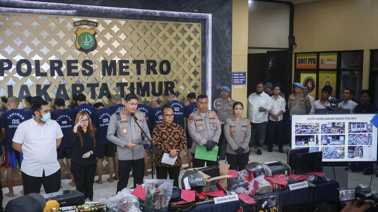 FOTO: Polisi Tetapkan 14 Tersangka Penyerangan Polres dan Polsek di Jakarta Timur