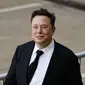 Elon Musk berjalan dari pusat peradilan di Wilmington, Delaware, Amerika Serikat, Senin (12/7/2021). Pemegang saham menuduh Elon Musk memperkaya dirinya serta keluarganya dengan kesepakatan yang terjadi pada 2016 terkait masalah akuisisi SolarCity. (AP Photo/Matt Rourke)