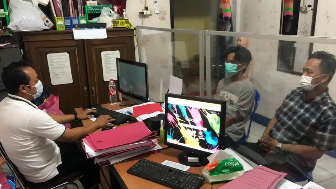 ES (22) tersangka pencabulan anak di bawah umur diperiksa di Polrestas Banyumas. (Foto: Liputan6.com/Polresta Banyumas)