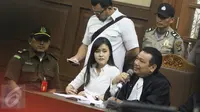 Terdakwa Jessica Kumala Wongso dan kuasa hukumnya saat menjalani sidang lanjutan kasus kopi beracun dengan saksi Resepsionis Kafe Olivier di PN Jakarta Pusat, (28/7). (Liputan6.com/Immanuel Antonius)