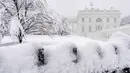 Salju turun di Gedung Putih, Washington, saat badai musim dingin bertiup ke wilayah Atlantik Tengah pada Senin (3/1/2022). Hujan salju lebat disertai angin kencang mengguyur wilayah tenggara dan tengah Amerika Serikat. (AP Photo/Andrew Harnik)