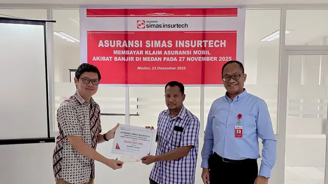 Pembayaran klaim asuransi kepada nasabah pemegang polis Mobil Insurtech. (Dok Sinar Mas)