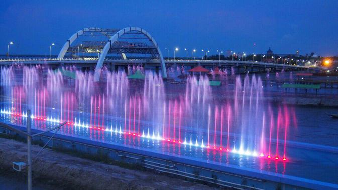 Jembatan Kenjeran dilengkapi pertunjukan air mancur menari yang mirip dengan Wonder Full yang ada di Marina Bay, Singapura. (Liputan6.com/Dhimas Prasaja)