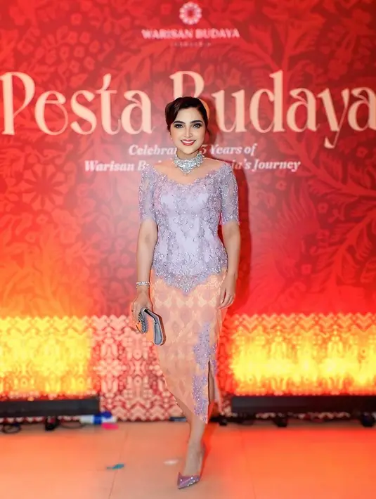 Ashanty tampil memukau dalam balutan kebaya mewah berwarna soft purple saat menghadiri acara "Pesta Budaya" yang digelar oleh Warisan Budaya Indonesia. [@ashanty_ash].