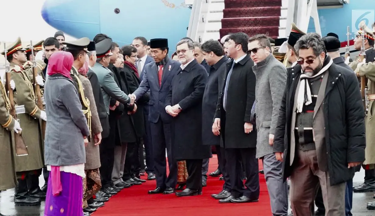 Presiden Joko Widodo menyalami pejabat Afghanistan saat tiba di Kabul dalam kunjungan kenegaraan, Afghanistan (29/1). Pengamanan ekstraketat mengawal Presiden Jokowi beserta rombongan. (Liputan6.com/Pool/Rusman Biro Pers Setpres)