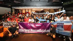 Foto bersama acara Roaring Night Manchester City vs Manchester United di Babahramu Dine &amp; Bar, Episode Hotel, Gading Serpong, Tangerang, Minggu (3/3/2024). (Bola.com/M Iqbal Ichsan)