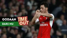 Manchester United menggoda playmaker Arsenal, Mesut Ozil, yang belum memutuskan bakal memperpanjang kontraknya bersama the Gunners.