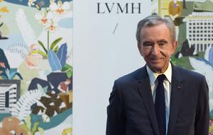 Chairman, sekaligus Chief Executive LVMH Bernard Arnault berpose setelah presentasi program "Kehidupan" lingkungan grup (LVMH Initiatives For the Environment) pada 25 September 2019 di kantor pusat LVMH di Paris. Prancis. (ERIC PIERMONT/AFP)