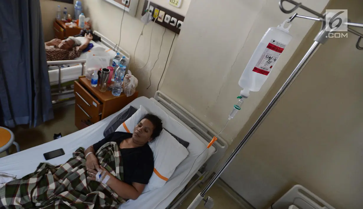 Seorang wanita penderita demam berdarah (DBD) menjalani perawatan di Rumah Sakit Umum Daerah (RSUD) Pasar Rebo, Jakarta, Jumat (1/2). Saat ini RSUD Pasar Rebo merawat sebanyak 27 pasien demam berdarah terdiri anak anak dan dewasa (Merdeka.com/Imam Buhori)