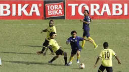 Pemain Universitas Narotama melewati pemain Universitas Merdeka (Unmer) pada laga Torabika Campus Cup 2017 di Stadion Universitas Negeri Malang, Selasa, (31/10/2017). Unmer Menang 3-0 atas Universitas Narotama. (Bola.com/M Iqbal Ichsan)