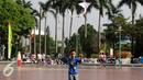 Seorang anak berusaha menerbangkan layang layang saat bermain di Lapangan Monumen Tugu Pancasila TMII, Jakarta, Jumat (8/7). TMII masih menjadi lokasi favorit warga menghabiskan libur hari raya. (Liputan6.com/Helmi Fithriansyah)