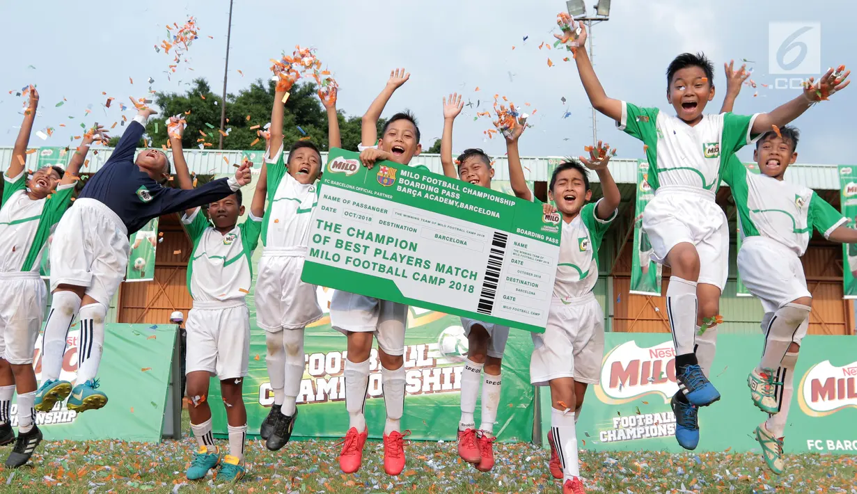 Tim Ponaryo merayakan selebrasi usai mengalahkan tim Kurniawan 3-1 pada MILO Football Camp 2018 di ISCI, Ciputat, Sabtu. (12/5). Sembilan pemain mendapat kesempatan berlatih ke Barça Academy Barcelona. (Liputan6.com/Pool/Rizky)