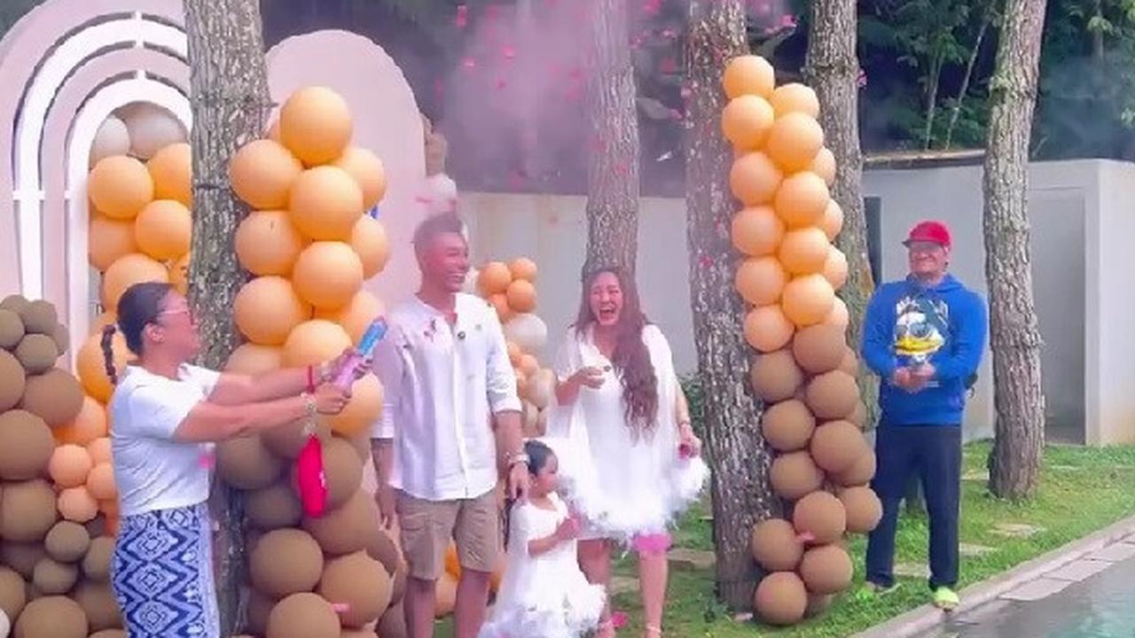 Potret Gender Reveal Anak Kedua Siti Badriah, Kompak Pakai Baju Serasi dengan Krisjiana dan Xarena