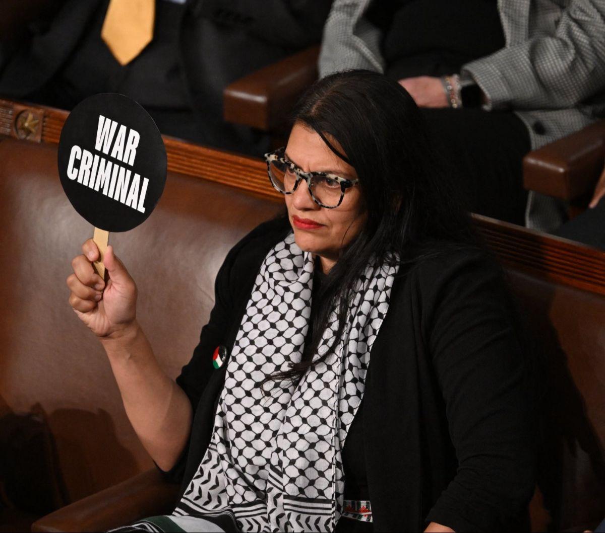 Anggota DPR Amerika Serikat (AS) dari Partai Demokrat,&nbsp;Rashida Tlaib mengangkat plakat 'Penjahat Perang' saat Perdana Menteri (PM) Israel Benjamin Netanyahu berpidato pada Kongres Amerika Serikat (AS) di Capitol Hill, Washington, AS, pada Rabu (24/7/