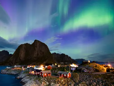 Cahaya utara (aurora borealis) menghiasi langit di atas Reinfjorden di Reine, di Kepulauan Lofoten, Lingkaran Arktik (8/9). Biasanya cahaya Aurora  bisa terlihat di sekitar daerah kutub utara dan selatan. (AFP Photo/Jonathan Nackstrand)