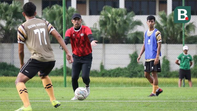 Foto: Tegas! Gaya Nil Maizar Pimpin Latihan Perdana Dewa United di Tengah Bulan Ramadhan