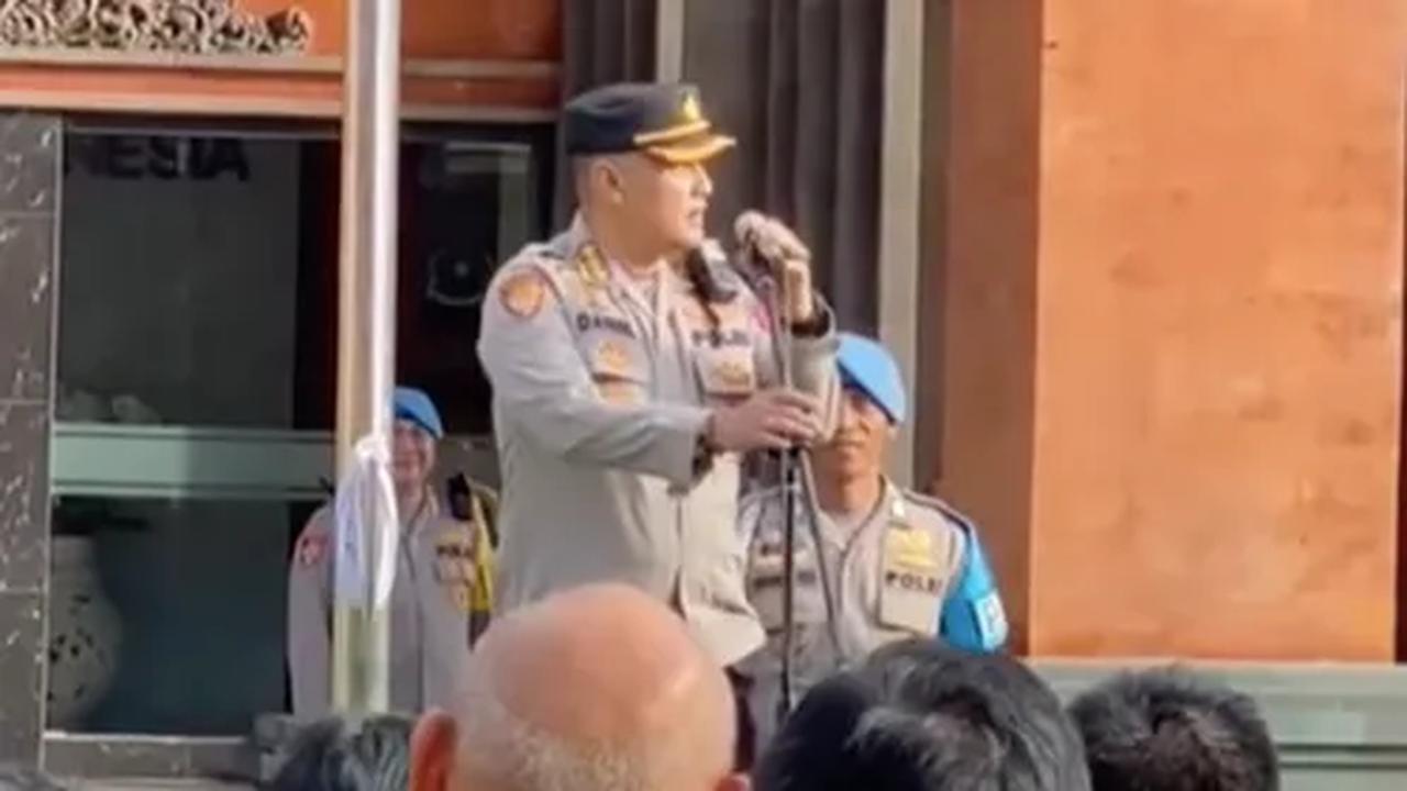 “Boleh nggak? Rokokan ya?,” tanya Kombes Daniel sambil membakar ujung batang rokok.<br>
