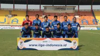 Persib Bandung U-19 berfoto sebelum melawan PS TNI U-19 pada lanjutan Liga 1 2017 U-19 di Stadion Si Jalak Harupat, Sabtu (05/8/2017). Persib Bandung U-19 menang 1-0. (Bola.com/Nicklas Hanoatubun)