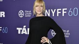 Aktris Australia, Cate Blanchett berpose saat menghadiri pemutaran perdana film "Tár" selama Festival Film New York ke-60 di Alice Tully Hall di New York pada Senin, 3 Oktober 2022. Cate Blanchett tampil memukau dalam balutan bodysuit hitam dengan lengan dramatis. (Photo by Evan Agostini/Invision/AP)