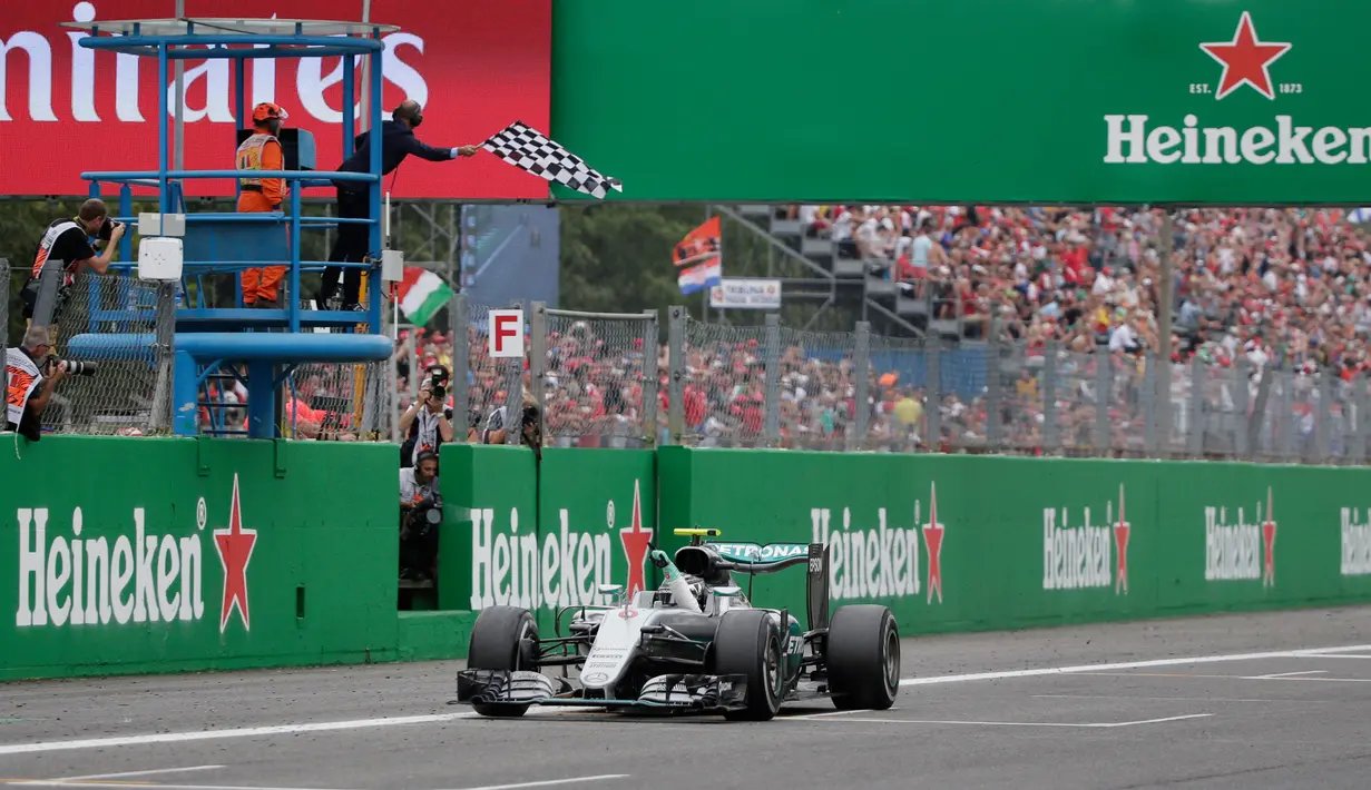 Pembalap Mercedes Nico Rosberg melintas di garis finish usai memenangkan F1 Grand Prix Italia, di Monza, Italia Minggu (04/9). Balapan selanjutnya akan dihelat di Singapura, pada 18 September 2016. (Reuters/Max Rossi)