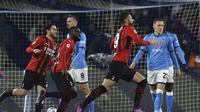 Olivier Giroud dari Milan merayakan setelah mencetak gol 0-1 selama pertandingan sepak bola Serie A antara Napoli dan AC Milan, di stadion Diego Armando Maradona di Naples, Italia, Minggu, 6 Maret 2022. (Alessandro Garofalo/LaPresse via AP)