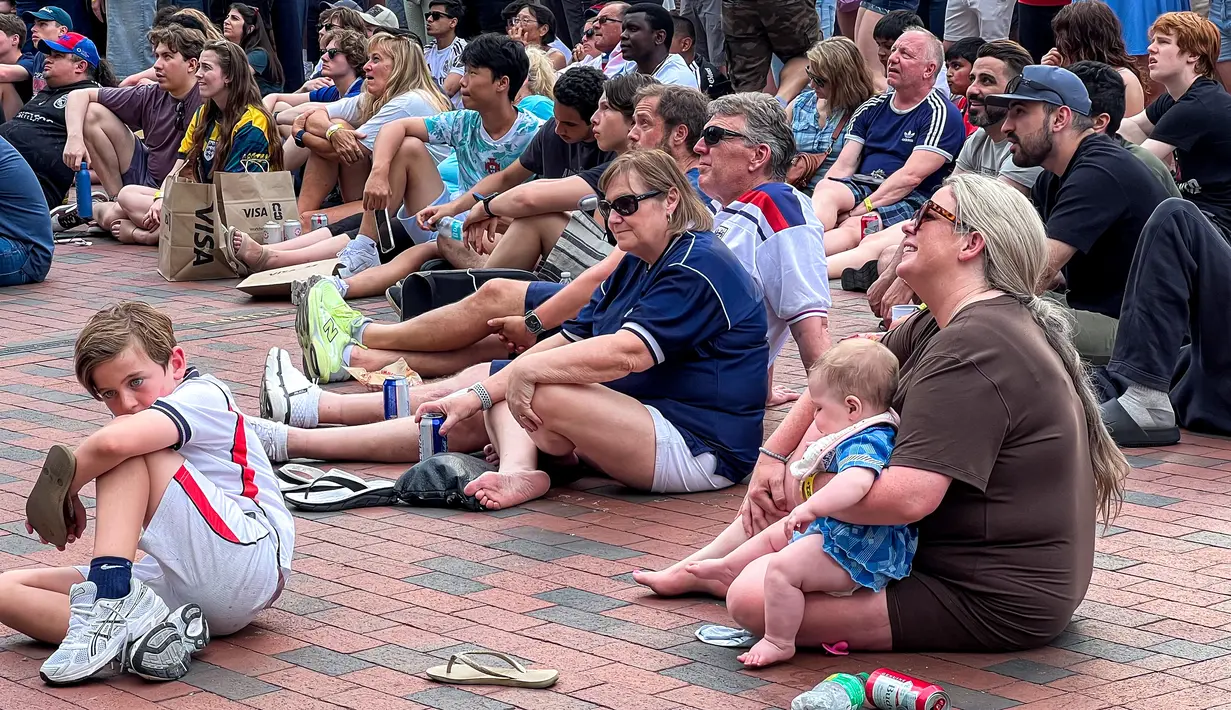 Pengunjung keluarga juga membawa anak-anak untuk menyaksikan laga Inggris kontra Kroasia di FIFA Fan Festival Boston, AS, Rabu (17/6/2026). (KLY Sports/Hery Kurniawan/Adv/Powerade)