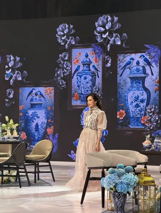 Dipulas dengan makeup soft glam, rambut panjang Beby Tsabina ditata half updo yang manis [@bebytsabina]