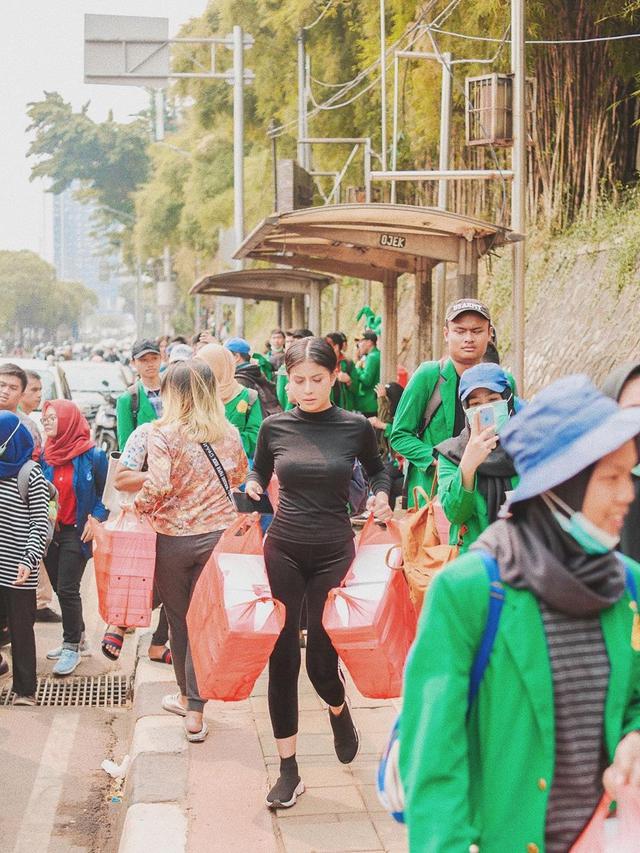 7 Momen Awkarin Bagikan 3000 Nasi Kotak untuk Peserta Demo di DPR