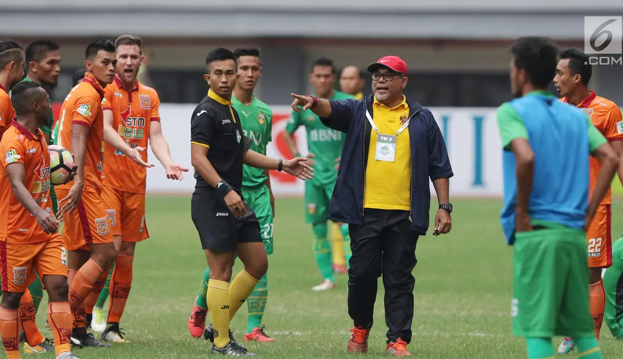  Pelatih Borneo FC, Iwan Setiawan (kaos kuning) saat mendampingi timnya di Stadion Patriot Candrabhaga, Bekasi, Rabu (20/9). Menurutnya, dirinyalah yang lebih cocok untuk menukangi timnas, ketimbang Indra Sjafri. (Liputan6.com/Helmi Fithriansyah)