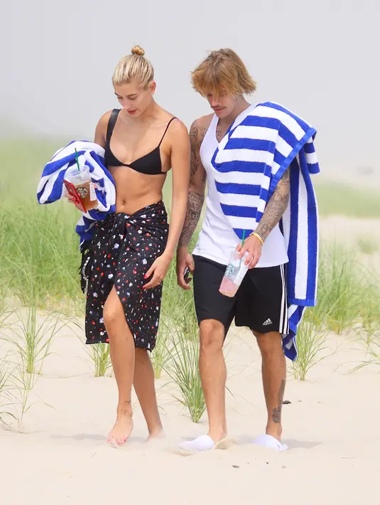 Kini Justin Bieber dan Hailet Baldwin terlihat sedang berjalan-jalan di pantai. (Splashnews.com/HollywoodLife)