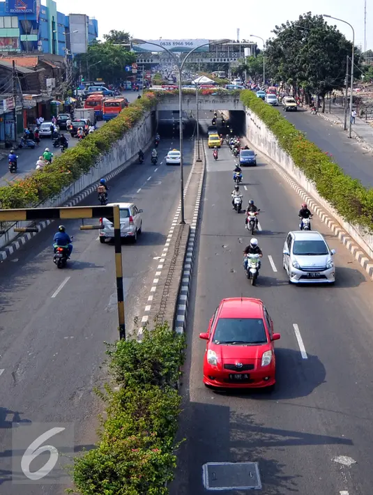 Penampakan jalan utama Pasar Minggu, Jakarta Selatan saat memasuki H+5 Lebaran masih terlihat lenggang, Jakarta, Rabu (22/7/2015). (Liputan6.com/Yoppy Renato)