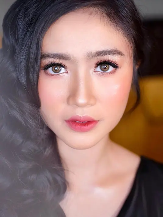 Di foto pertama, Febby Rastanty berpose dengan tatapan tajam ke arah kamera, febby begitu cantik dan memesona dengan makeup lumayan tebal dengan polesan pipi warna pink dan lipstik merah.  (Instagram/febbyrastanty)