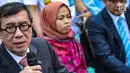 Menkumham Yasonna Laoly memberi keterangan di Bandara Halim Perdanakusuma, Jakarta, Senin (11/3). Siti Aisyah kembali ke Indonesia setelah dibebaskan Pengadilan Tinggi Shah Alam terkait kasus dugaan pembunuhan Kim Jong-Nam. (Liputan6.com/Faizal Fanani)
