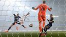 Bintang Real Madrid, Cristiano Ronaldo, menyundul bola saat melawan PSG pada laga Liga Champions di Stadion Parc des Princes, Paris, Selasa (6/3/2018). Madrid berhasil lolos ke delapan besar. (AFP/Franck Fife)